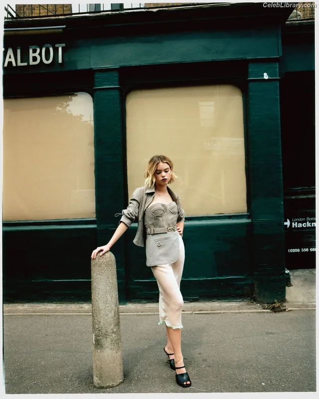 Milly Alcock photo 5 of 615