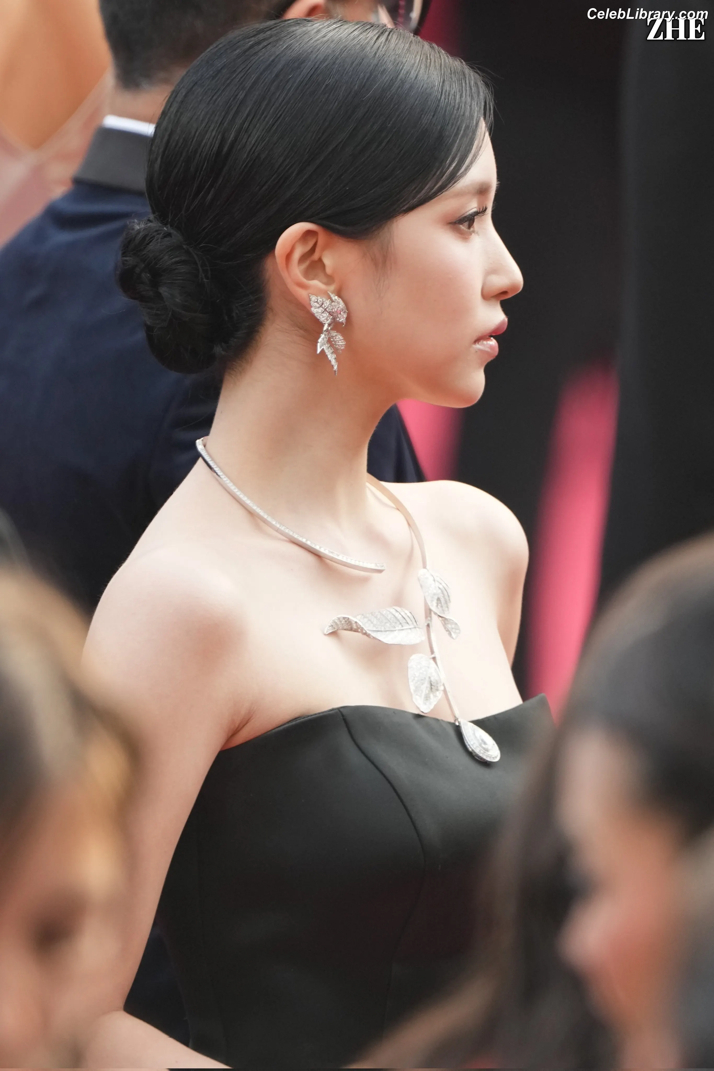 Mina Myoi (TWICE) photo 12 of 292