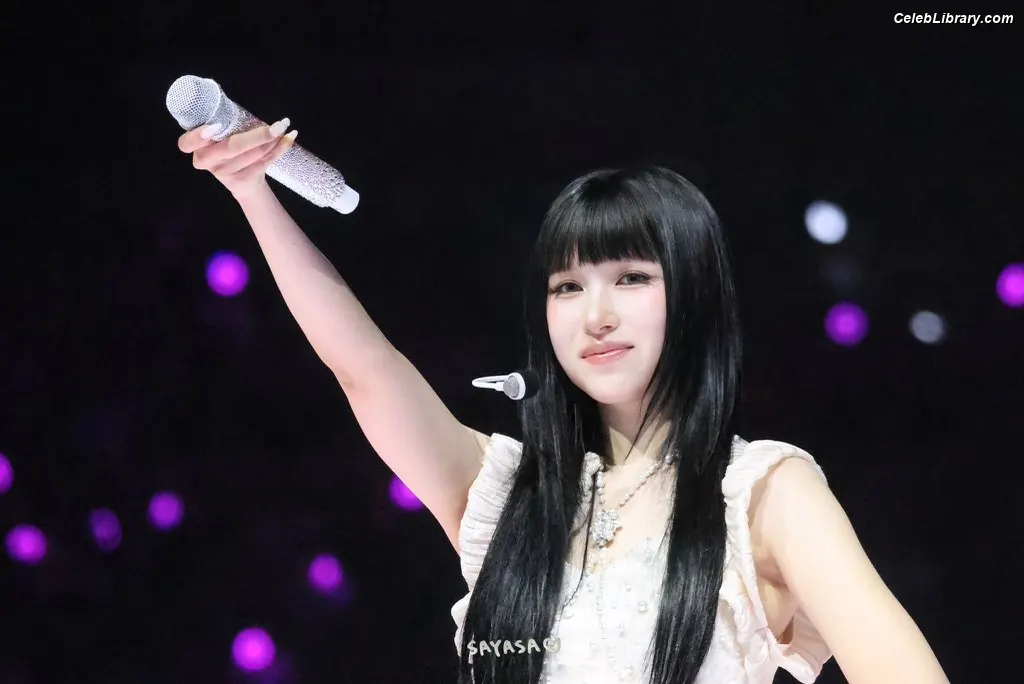 Mina Myoi (TWICE) photo 3 of 292