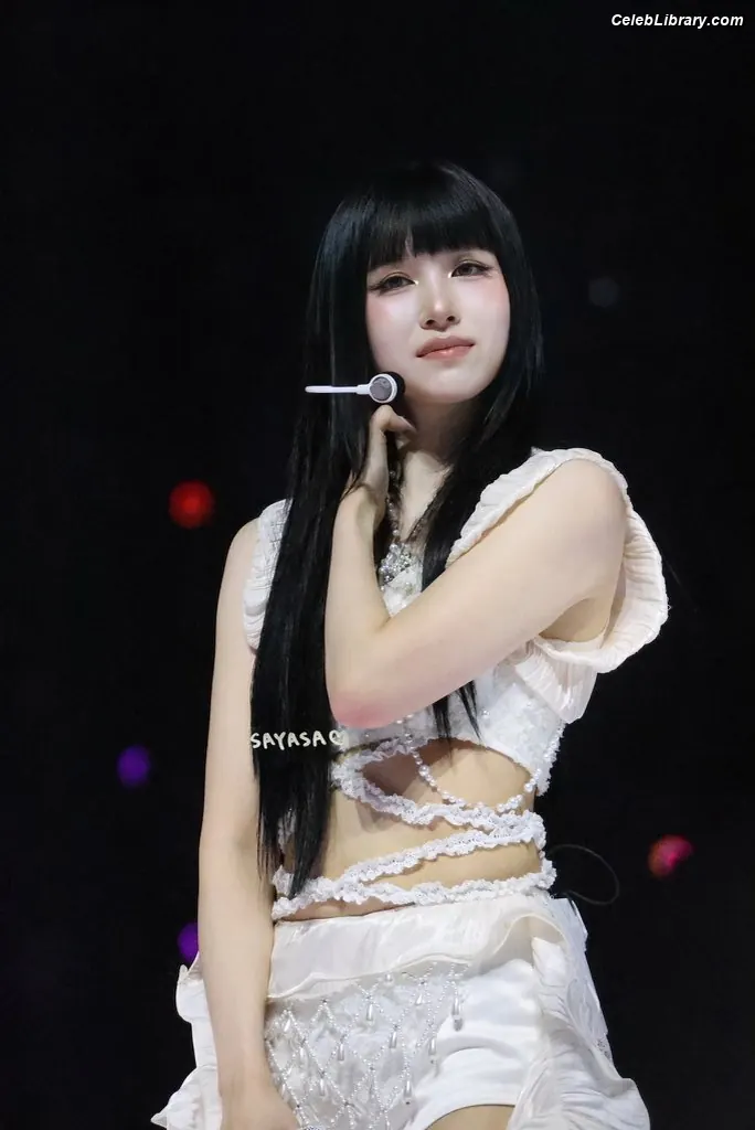 Mina Myoi (TWICE) photo 5 of 292