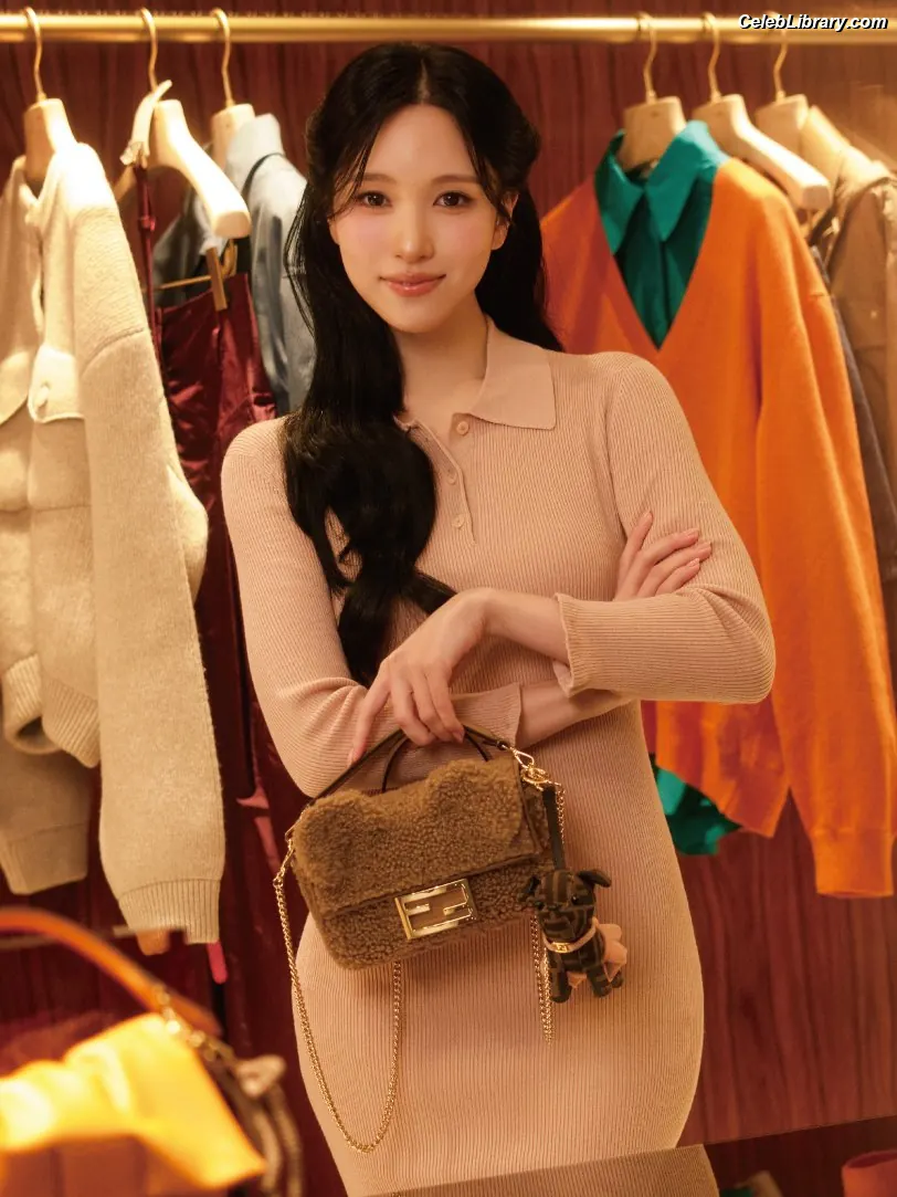 Mina Myoi (TWICE) photo 15 of 292