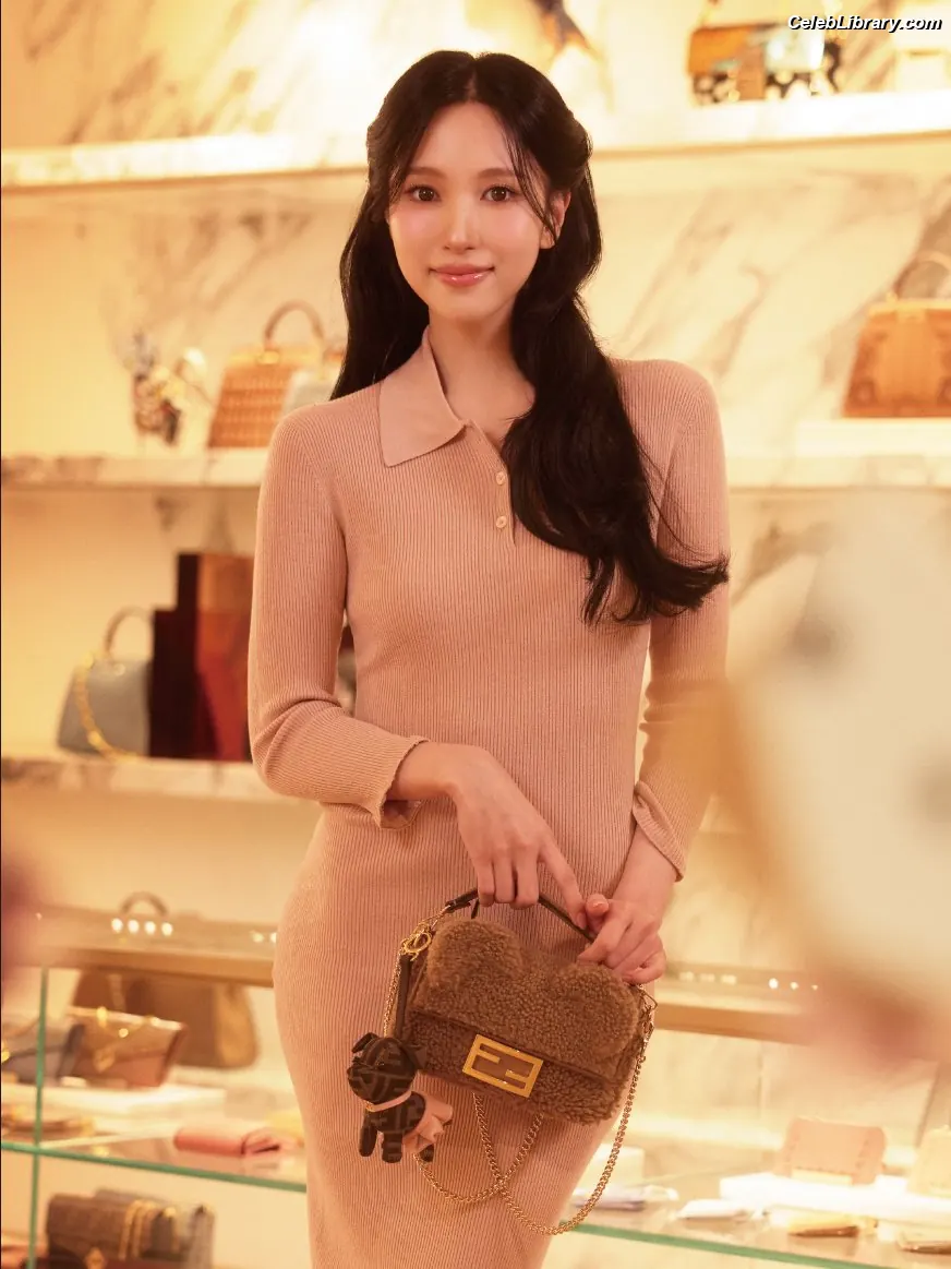 Mina Myoi (TWICE) photo 16 of 292