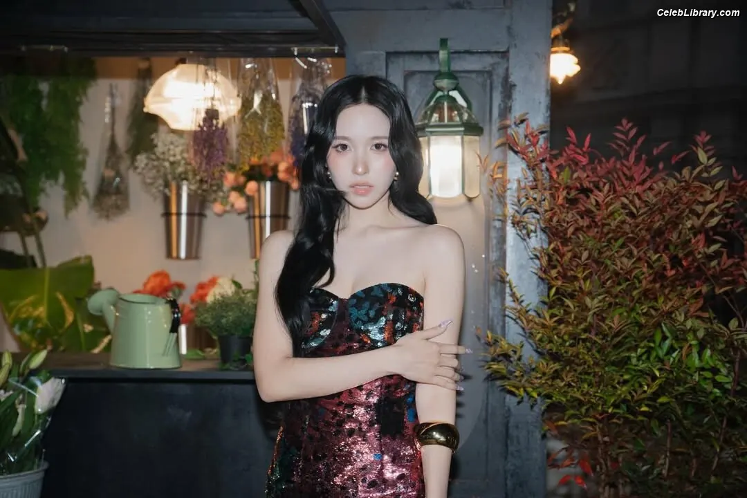 Mina Myoi (TWICE) photo 8 of 292