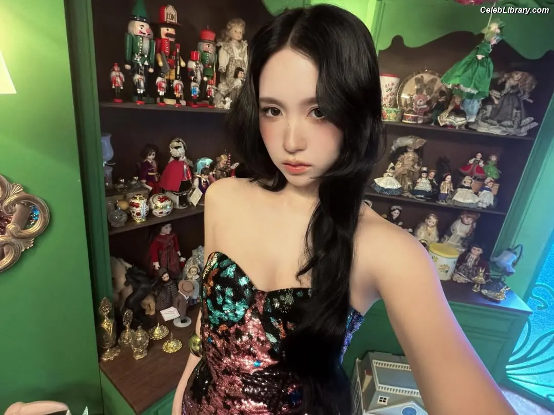 Mina Myoi (TWICE) photo 13 of 292