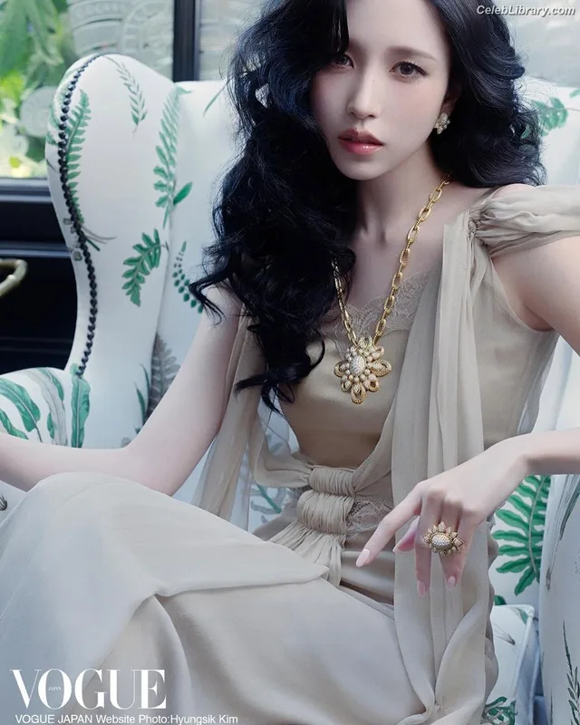 Mina Myoi (TWICE) photo 4 of 293