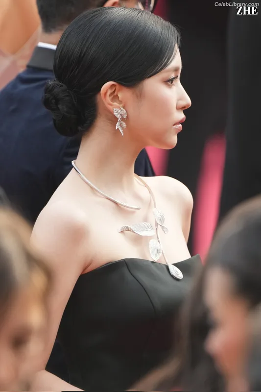 Mina Myoi (TWICE) photo 12 of 293