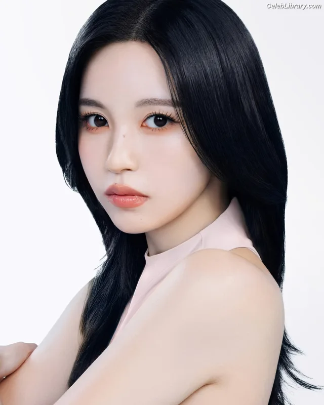 Mina Myoi (TWICE) photo 4 of 293