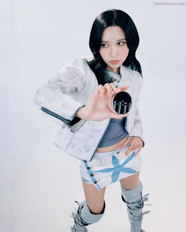 Mina Myoi (TWICE) photo 24 of 293