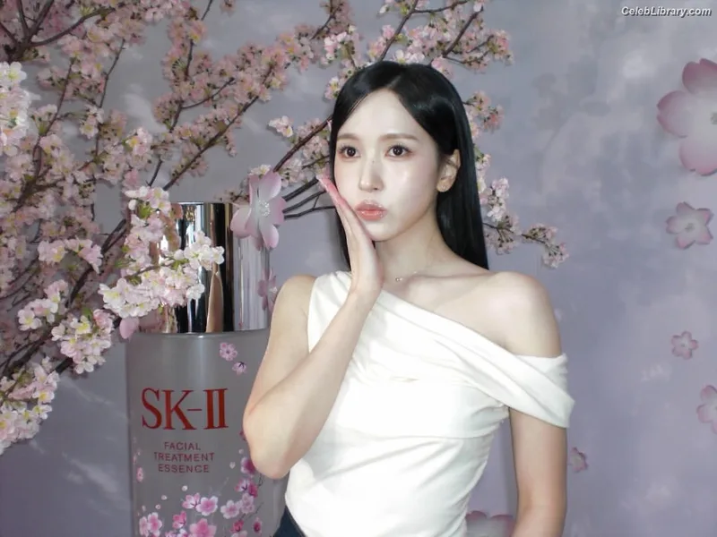 Mina Myoi (TWICE) photo 10 of 293