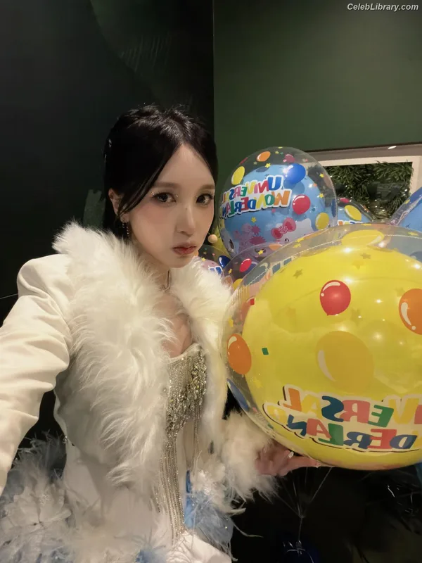 Mina Myoi (TWICE) photo 13 of 293