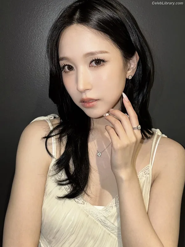 Mina Myoi (TWICE) photo 11 of 293