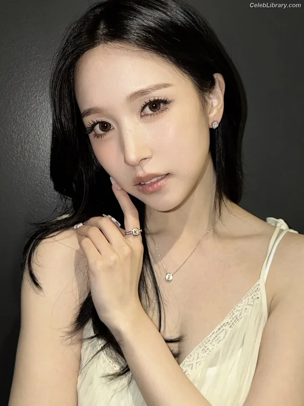 Mina Myoi (TWICE) photo 21 of 293