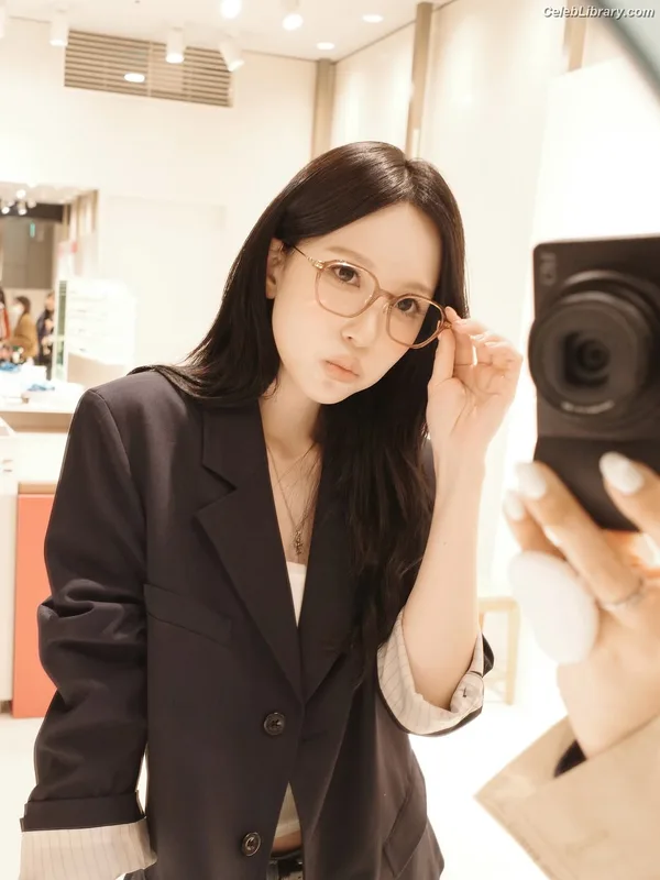 Mina Myoi (TWICE) photo 2 of 293