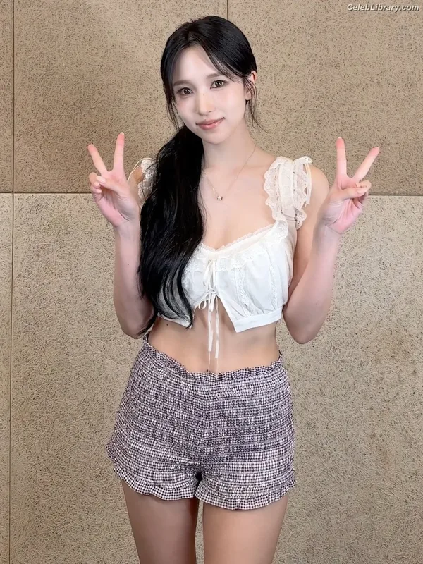 Mina Myoi (TWICE) photo 15 of 293