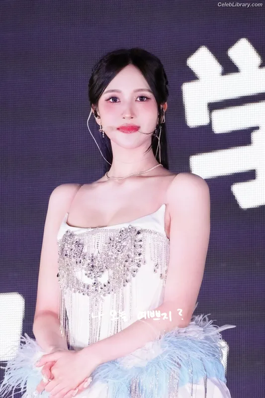 Mina Myoi (TWICE) photo 1 of 293