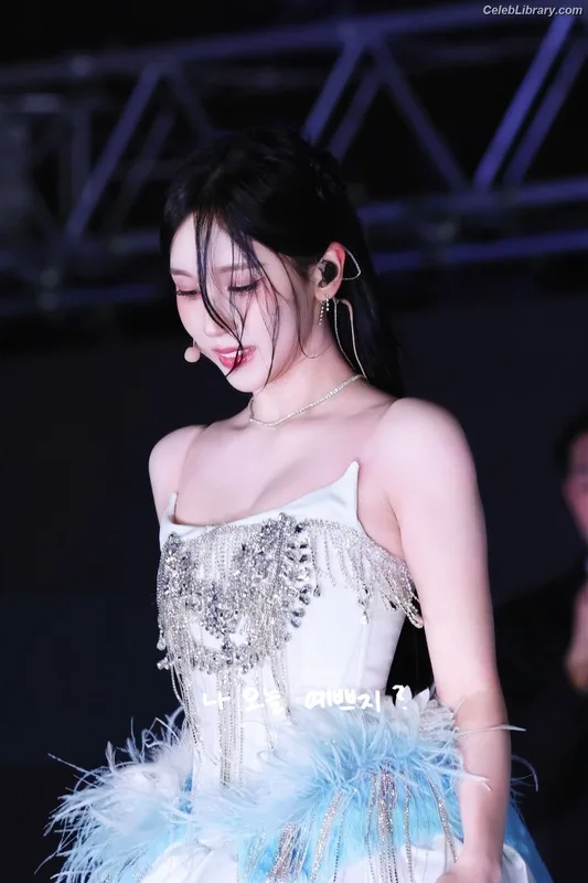 Mina Myoi (TWICE) photo 3 of 293