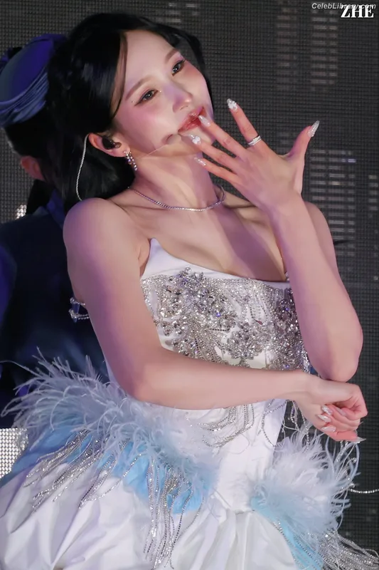 Mina Myoi (TWICE) photo 5 of 293