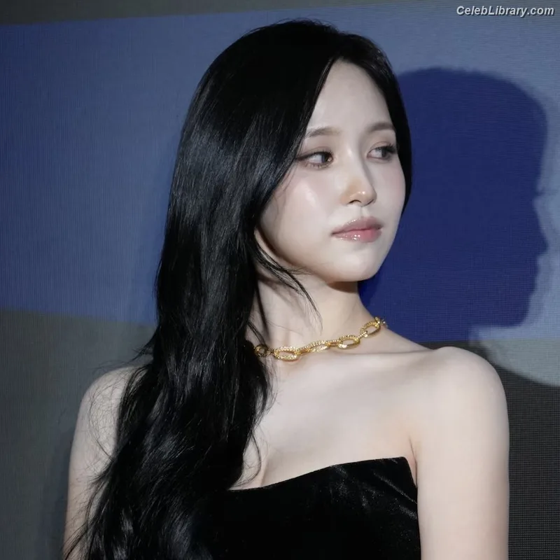 Mina Myoi (TWICE) photo 12 of 293