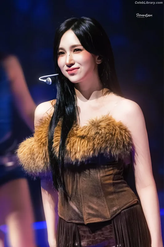 Mina Myoi (TWICE) photo 9 of 293