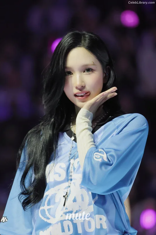 Mina Myoi (TWICE) photo 17 of 293