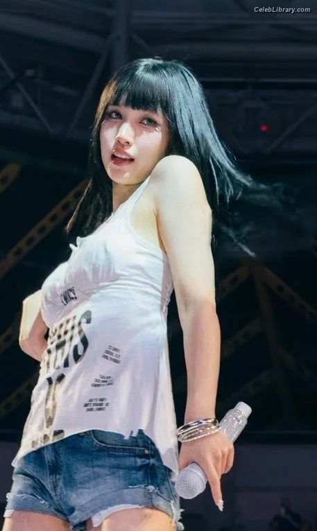Mina Myoi (TWICE) photo 8 of 293