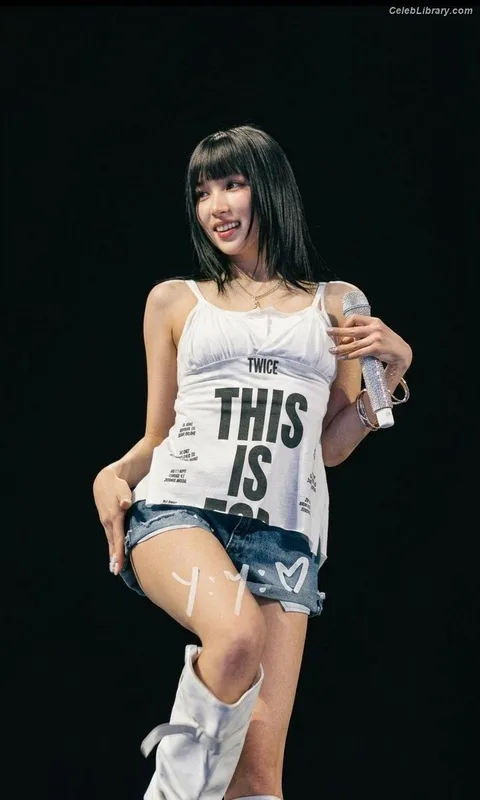 Mina Myoi (TWICE) photo 9 of 293
