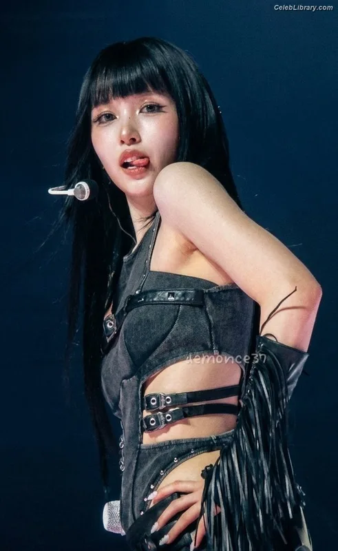 Mina Myoi (TWICE) photo 11 of 293