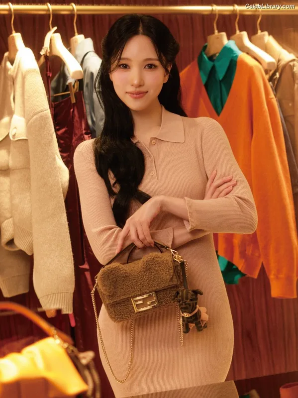 Mina Myoi (TWICE) photo 15 of 293