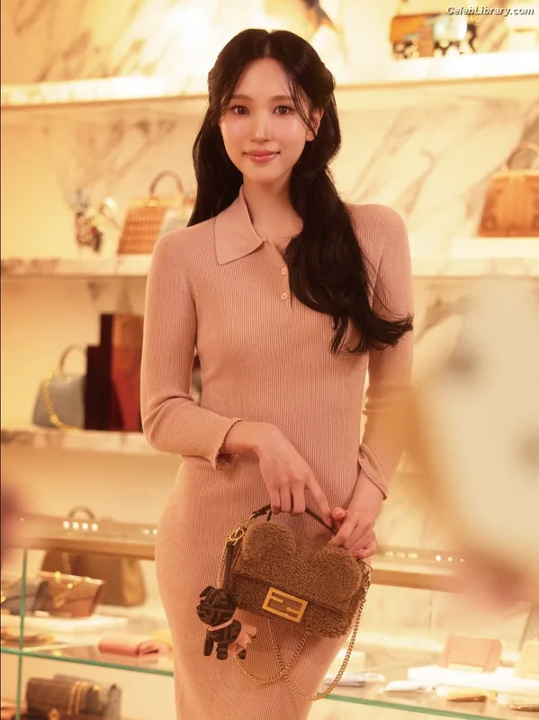 Mina Myoi (TWICE) photo 16 of 293