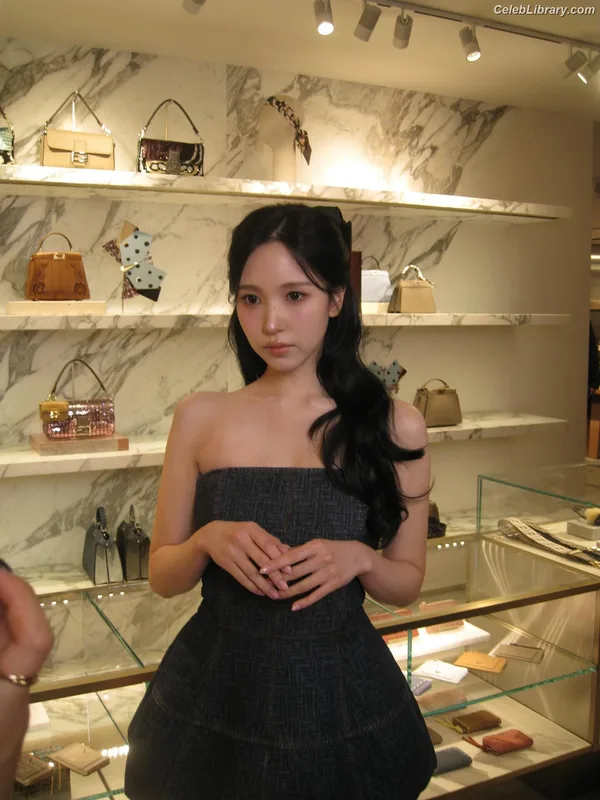 Mina Myoi (TWICE) photo 7 of 293
