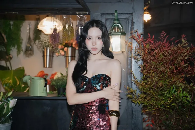 Mina Myoi (TWICE) photo 8 of 293