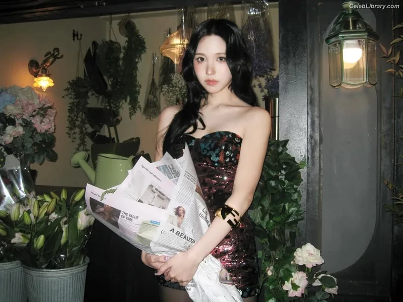 Mina Myoi (TWICE) photo 10 of 293