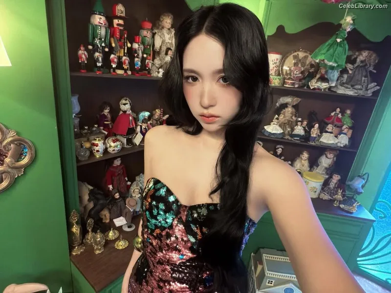 Mina Myoi (TWICE) photo 13 of 293