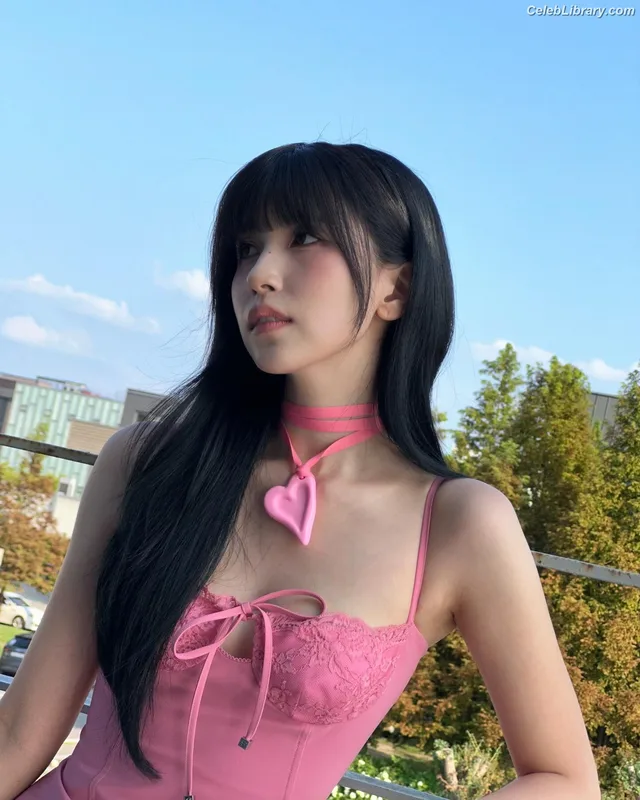 Mina Myoi (TWICE) photo 15 of 293