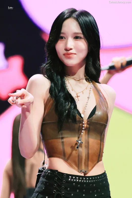 Mina Myoi (TWICE) photo 7 of 293