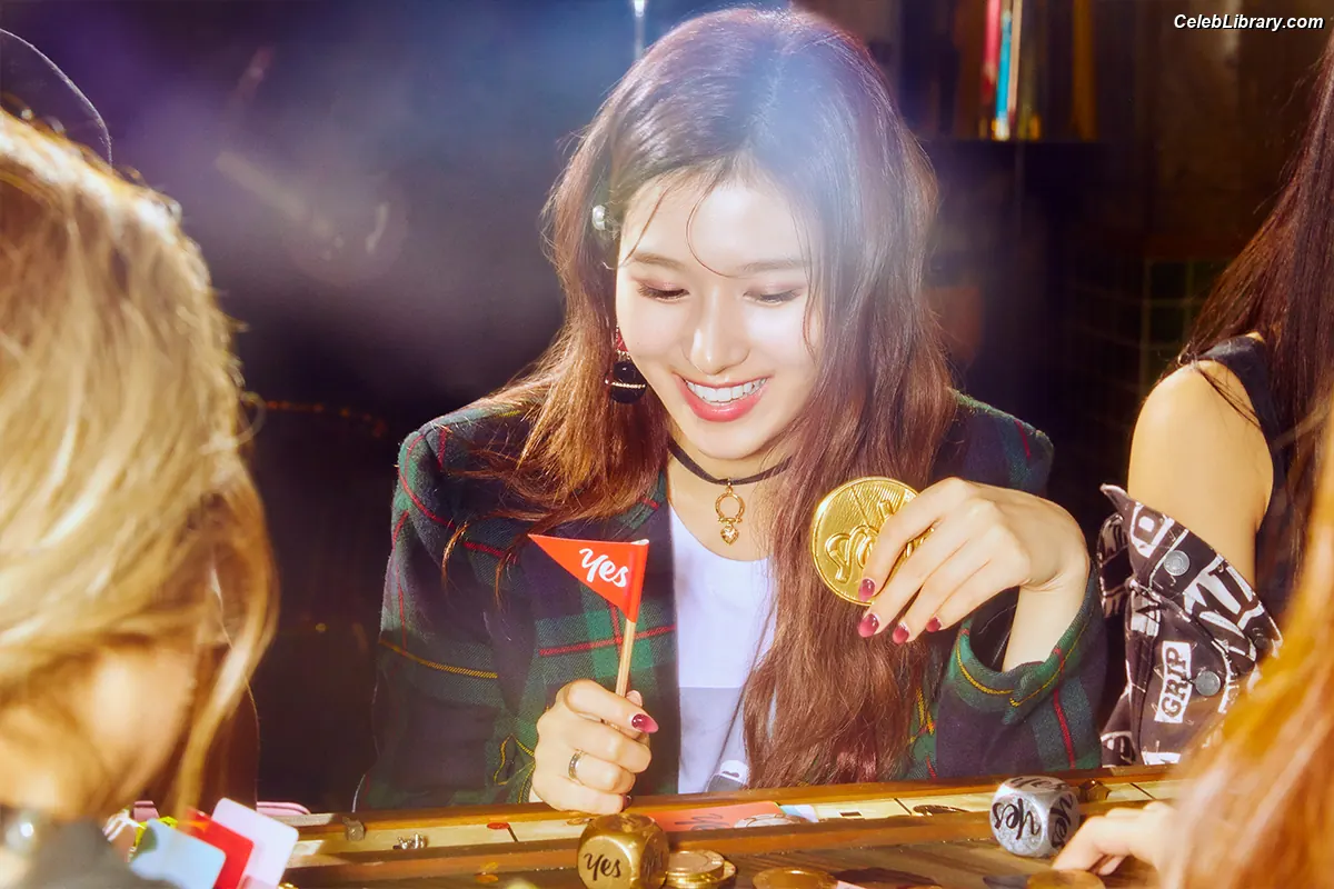 Minatozaki Sana (TWICE) photo 3 of 1068