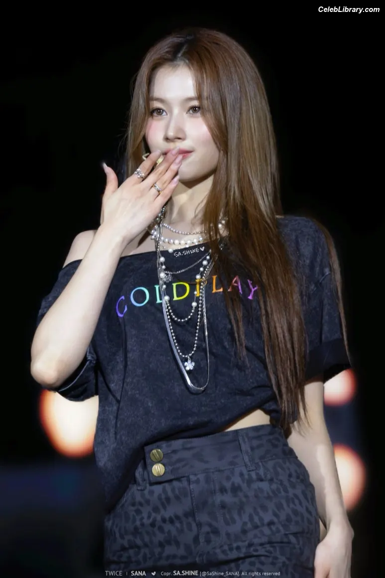 Minatozaki Sana (TWICE) photo 1 of 1068