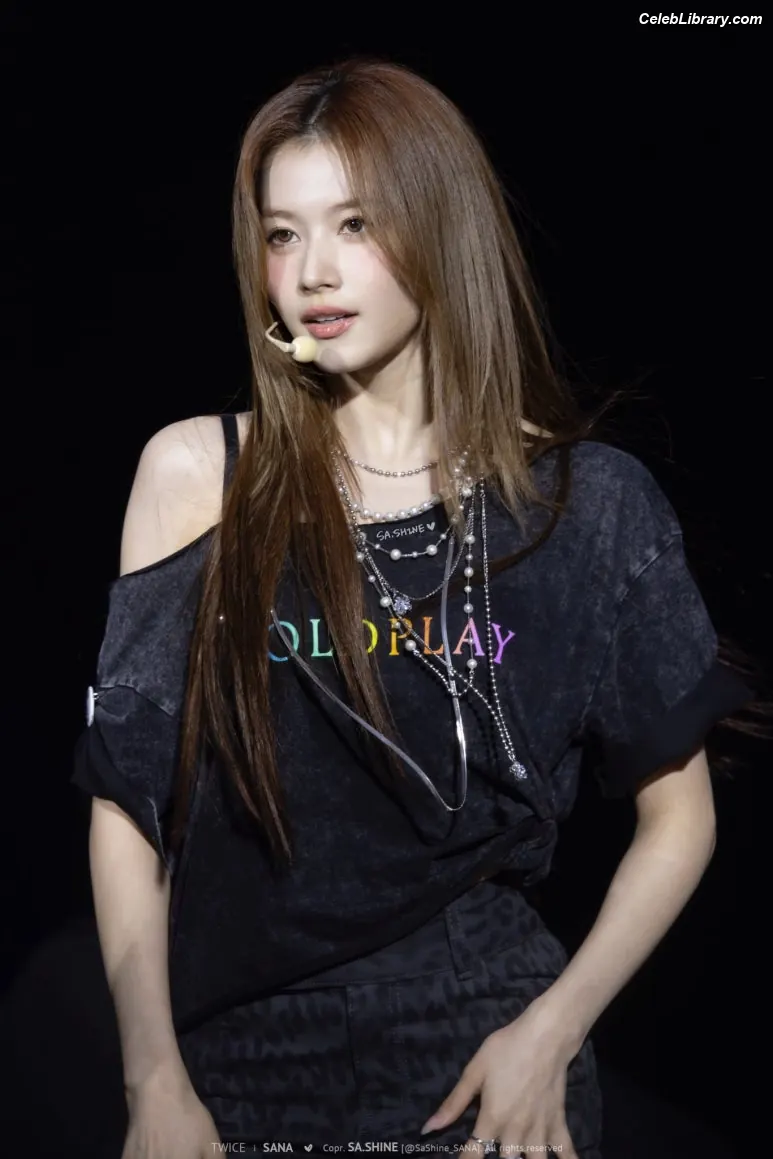 Minatozaki Sana (TWICE) photo 2 of 1068