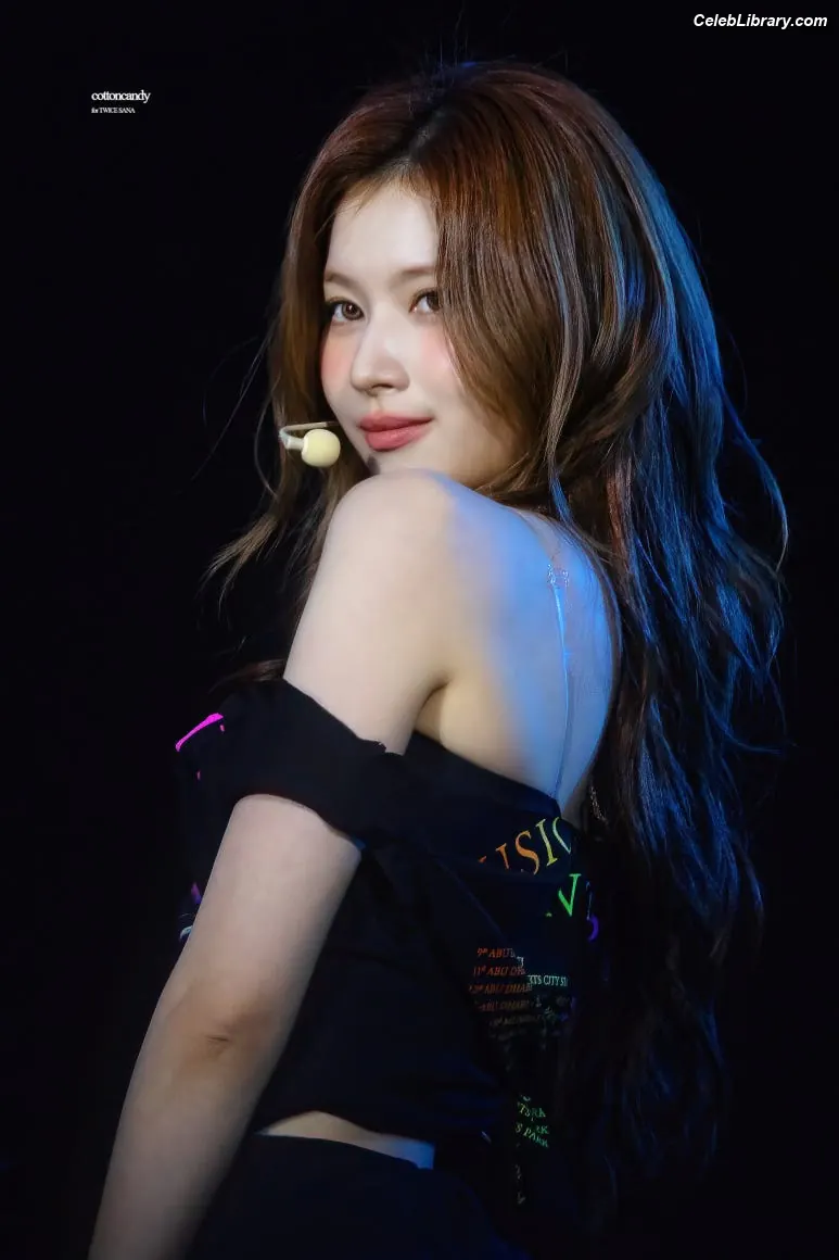 Minatozaki Sana (TWICE) photo 19 of 1068