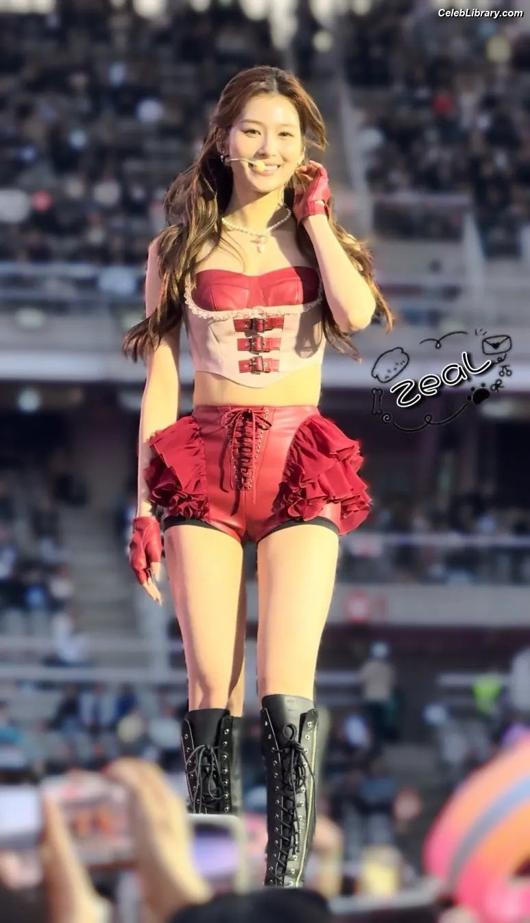 Minatozaki Sana (TWICE) photo 4 of 1068