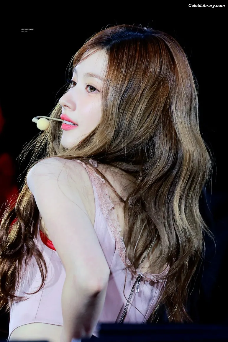 Minatozaki Sana (TWICE) photo 12 of 1068