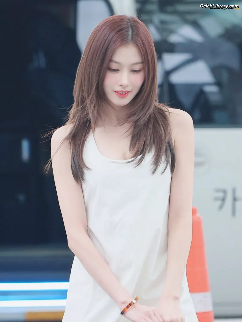 Minatozaki Sana (TWICE) photo 21 of 1068
