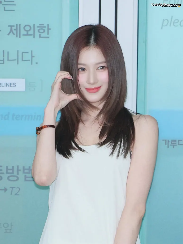 Minatozaki Sana (TWICE) photo 1 of 1068