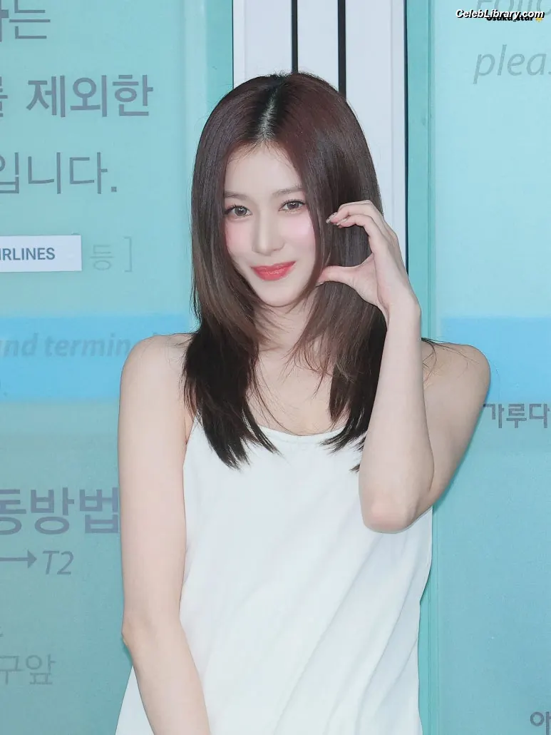 Minatozaki Sana (TWICE) photo 2 of 1068