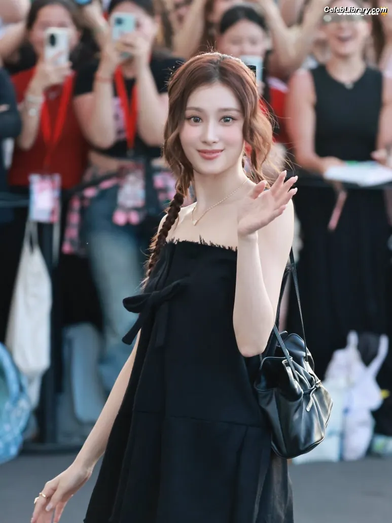 Minatozaki Sana (TWICE) photo 11 of 1068