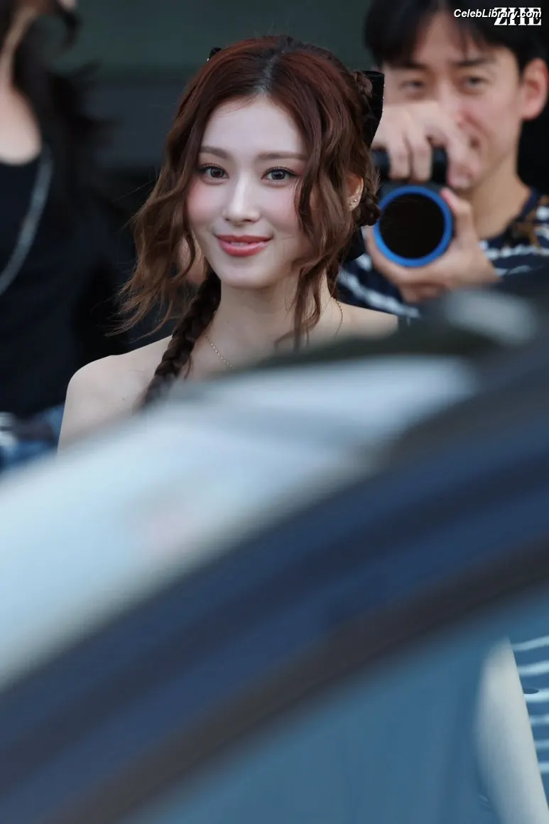 Minatozaki Sana (TWICE) photo 21 of 1068