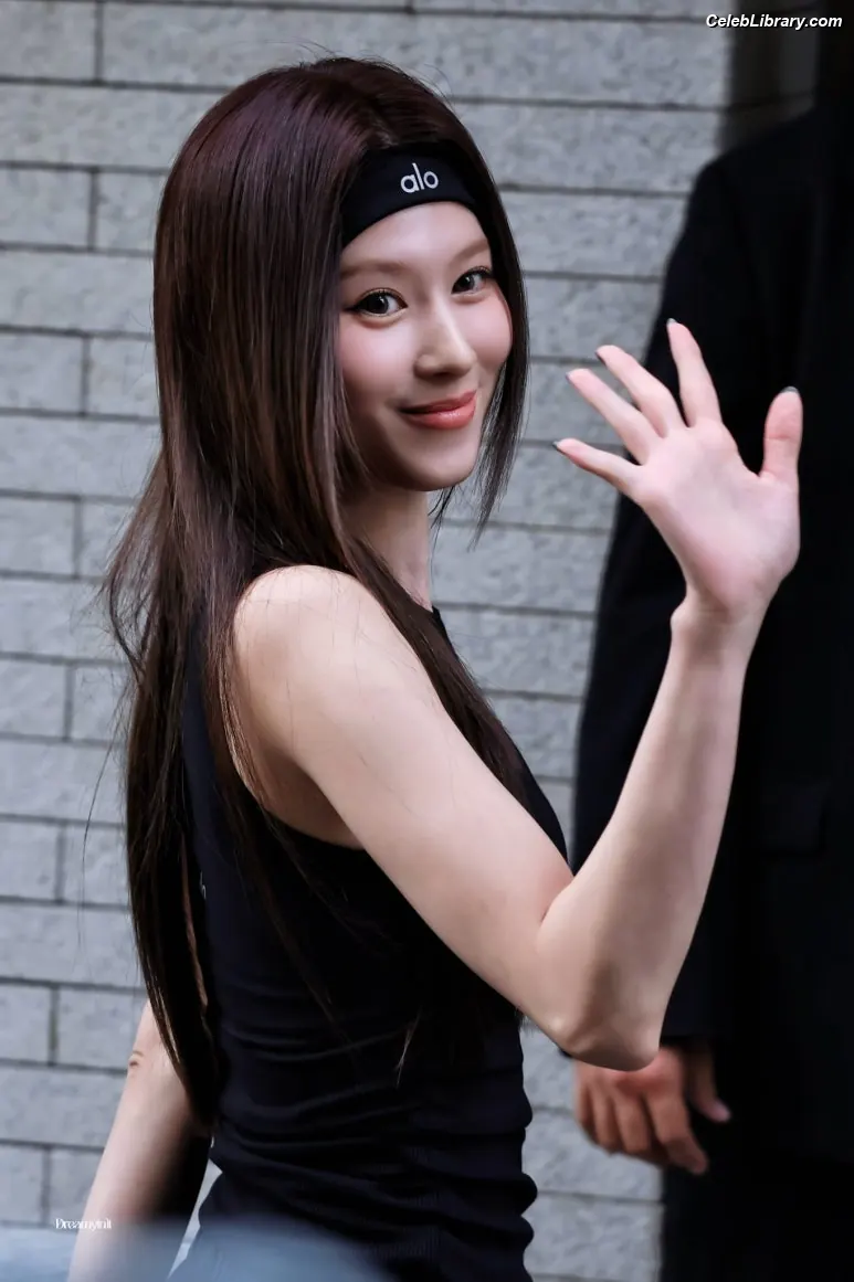 Minatozaki Sana (TWICE) photo 11 of 1068