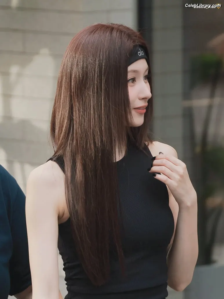 Minatozaki Sana (TWICE) photo 15 of 1068