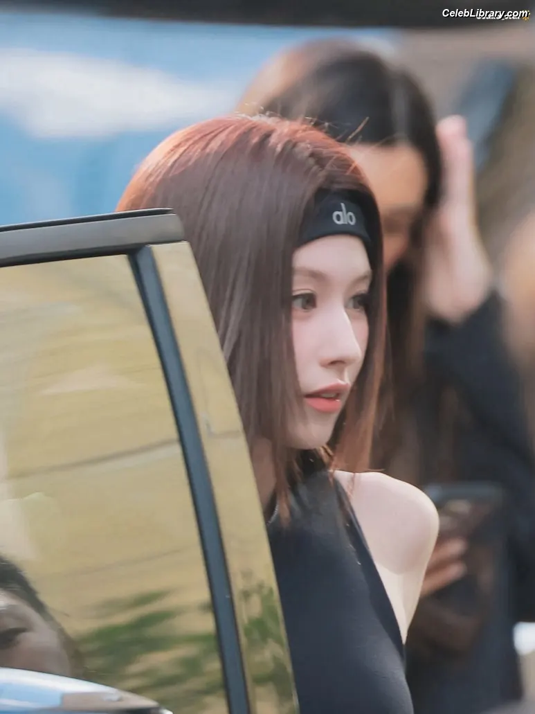 Minatozaki Sana (TWICE) photo 17 of 1068