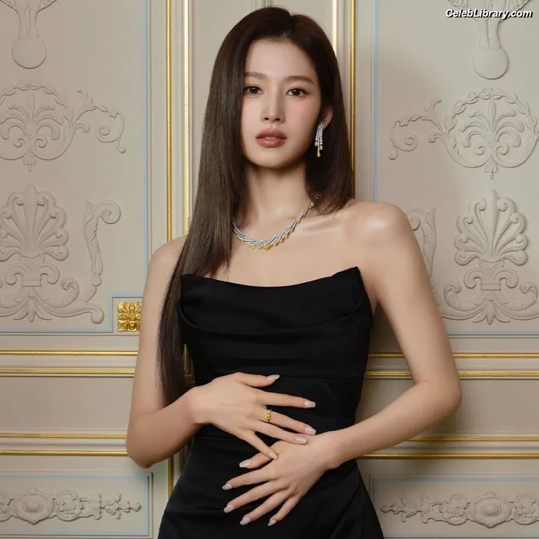 Minatozaki Sana (TWICE) photo 14 of 1068